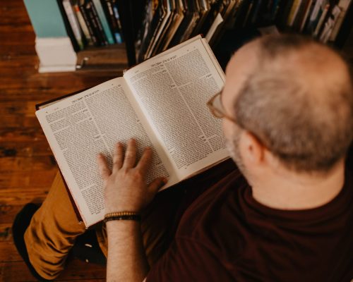 yakir englander reads